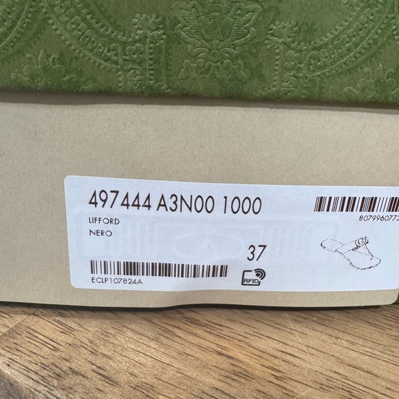 Gucci Black Sandals with Gold Emblem and Thin Straps - Picture 6 of 10